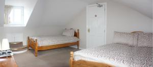 纽里Lismore House的一间卧室设有两张床和窗户。