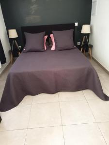 科尔特Casa Petra的一张带紫色棉被和两盏灯的床
