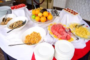 内罗毕内罗毕狩猎俱乐部酒店的桌上放有一碗水果和盘子的食物