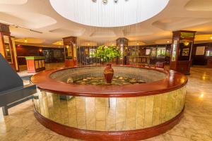 内罗毕内罗毕狩猎俱乐部酒店的中间设有圆形喷泉的大型大堂