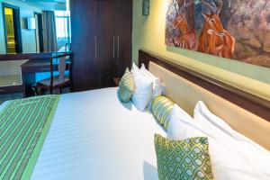内罗毕内罗毕狩猎俱乐部酒店的酒店客房,配有一张带鹿图的床