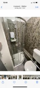 利物浦County road rooms的带淋浴和卫生间的浴室