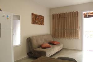 波梅罗迪Casatua的客厅配有沙发和两个枕头