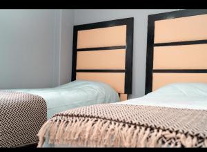 KingsboroughMai Paradise的卧室内两张并排的床