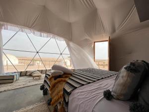 马拉喀什agafay valley的一间卧室配有一张床,享有沙漠美景