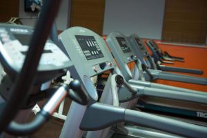 班克拉那伊尼什欧文盖特维酒店的健身房的一排有氧运动器材