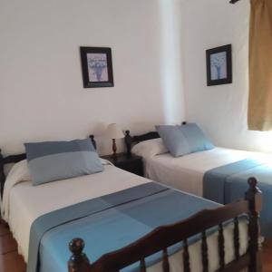 蒂哈拉费Casa Los Mangos的两张睡床彼此相邻,位于一个房间里