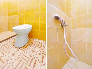 占碑市OYO 91408 Kas Residence Syariah的浴室设有卫生间和淋浴,两幅图片