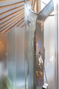 绍尔格鲁布阿蒙塔拉霍夫旅馆的玻璃墙的淋浴间
