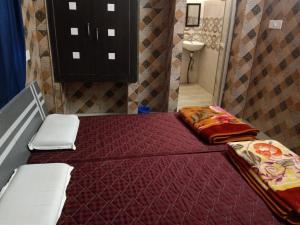 AraHotel Vinayak Vihar, Sasaram的一张大床,位于带水槽的房间里