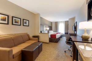 安大略Comfort Suites Ontario Airport Convention Center的酒店客房设有一张沙发和一张床
