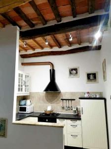 卢奇尼亚诺La Dormeuse的厨房配有水槽和炉灶 顶部烤箱
