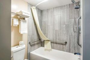 里士满Rodeway Inn North Chesterfield-Richmond的浴室配有白色浴缸和卫生间。