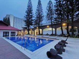 大雅台大雅台乡村酒店的一座建筑物中央的游泳池
