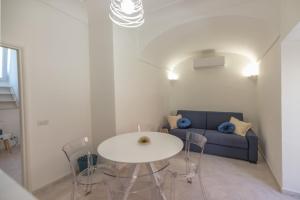 阿纳卡普里La Deliziosa的客厅配有桌子和蓝色沙发
