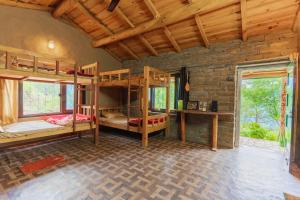 阿尔莫拉Zenoaks Homestay的小木屋内带双层床的客房