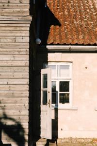 库尔迪加Kalnciema kvartāla Kuldīgas rezidence的白色门和窗户的房子