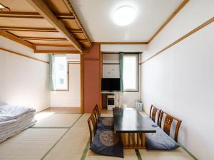 旭川Tabist Diversity Hotel Sin Tokiwa Asahikawa的一间带桌椅的用餐室