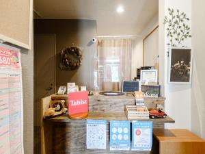 旭川Tabist Diversity Hotel Sin Tokiwa Asahikawa的一间商店,里面装有书架