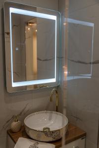 路特奇AGORA luxury BOUTIQUE HOTEL的一间带水槽和镜子的浴室