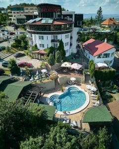 布拉索夫贝尔福德雷尔酒店的享有酒店空中美景,设有游泳池
