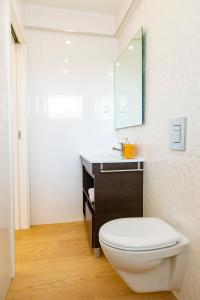 巴塔拉The Modern 1385 Apartment的浴室配有白色卫生间和盥洗盆。