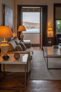加拉奇科伊斯拉巴哈套房酒店的客厅配有沙发和2张桌子