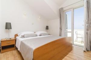 马拉诺维奇Rooms with a swimming pool Cove Saplunara, Mljet - 401的一间卧室设有一张大床和一个大窗户