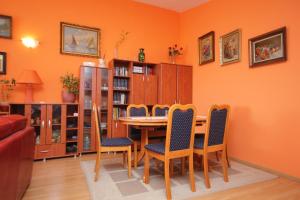 萨利Apartments and rooms by the sea Zaglav, Dugi otok - 393的一间带桌椅的用餐室