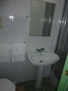 里贝斯的弗里瑟方达维拉尔塔膳食公寓的白色的浴室设有水槽和镜子