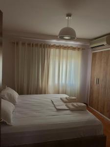 地拉那Apartment in Skanderbeg Square - Tirana Center 1的卧室配有一张大白色床和窗户