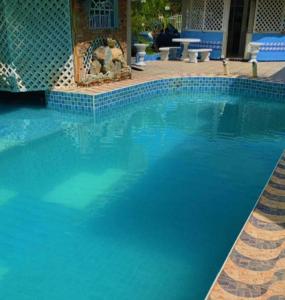 乔治敦Relaxing 2 bedroom property for up to 4 person的蓝色海水大型游泳池