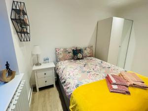 Rooms in a beautiful house with free on St parking客房内的一张或多张床位