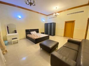 沙迦Holiday Home Rent villa的一个带床和沙发的大客厅