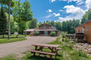 MadawaskaAlgonquin Madawaska Lodge Cottage Glamping Cabins的房屋前的野餐桌