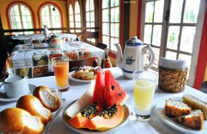 塞古罗港Vale Verde Praia Hotel的餐桌,带食物盘和橙汁杯