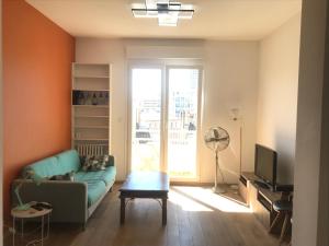 马赛Très bel appartement T3 proche place Castellane avec vue et 2 chambres的带沙发和电视的客厅