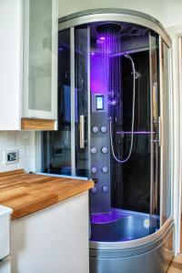 罗迪卡努那健康套房度假屋的紫色照明的厨房内的淋浴