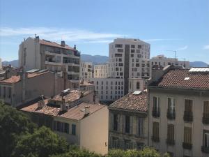 马赛Très bel appartement T3 proche place Castellane avec vue et 2 chambres的享有城市和高楼的景色