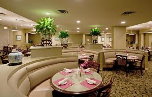 波特兰波特兰由海湾假日酒店的酒店大堂设有桌椅和餐厅