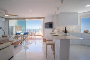 拉海瑞德拉Blue Luxury Apartment的厨房和客厅,享有海景