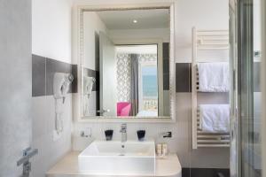 利多迪耶索罗希拉酒店的浴室设有白色水槽和镜子