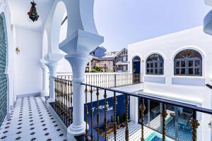 头顿T-Maison Riad Villa, with Pool, Karaoke, Billiards, near beach, Vung Tau的从带游泳池的房屋阳台欣赏风景