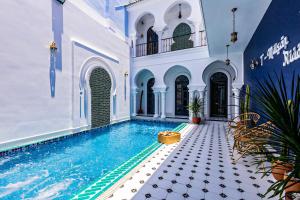 头顿T-Maison Riad Villa, with Pool, Karaoke, Billiards, near beach, Vung Tau的一座带房子的建筑中的游泳池