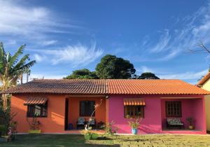 卡波布里奥Casas Aconchegantes Temporada的一座带橙色屋顶的小房子