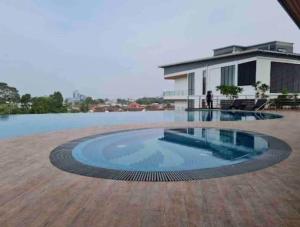 诗巫Hanns&KingBed&WIFI&Pool& Parking&Sauna&Sunshine Classic Comfort Homstay的房屋前的大型游泳池