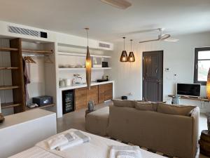锡基诺斯岛ZETINE SUITES SIKINOs的客厅配有沙发和桌子