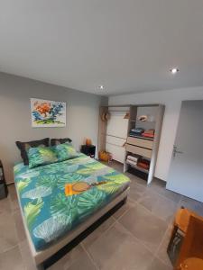 莱特鲁瓦西莱BLUE DREAM SPA的一间卧室配有一张热带印花大床