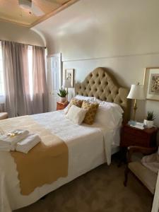 AugustaAugusta Guest House的一间卧室配有一张大床和一把椅子