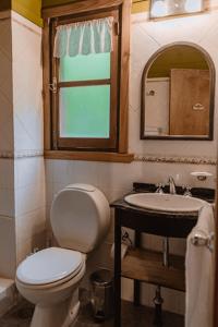 拉安戈斯图拉镇Cabañas Quetrihue的一间带卫生间、水槽和镜子的浴室